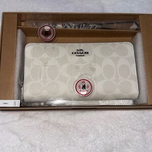 Coach Glacier White/ Chalk Long Zip Around Wallet Boxed New